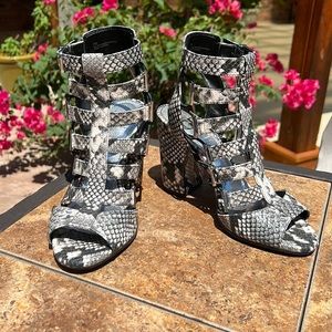 Gianni Bini Gladiator faux snake skin block heels Size 7